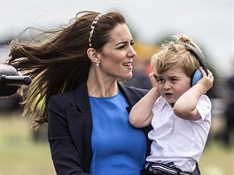 Vévodkyn Kate a její syn princ George na letiti RAF Fairford (8. ervence...