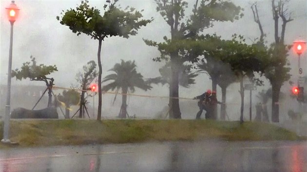 Tajfun Nepartak dil na Tchaj-wanu. (8. 7. 2016)