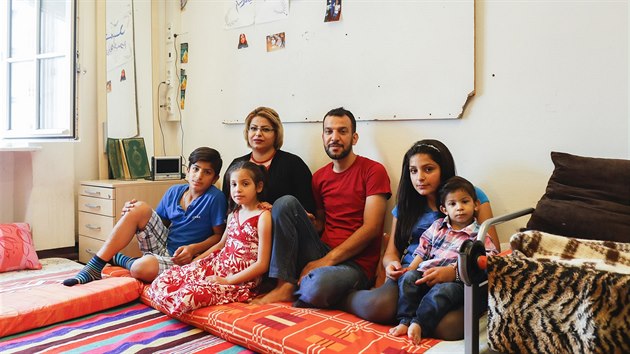 Syan Mustafa ich Habib ije nyn s rodinou v centru pro uprchlky v Berln. (5. ervence 2016)
