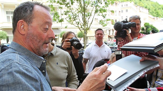 Francouzsk herec Jean Reno pijel na karlovarsk filmov festival.