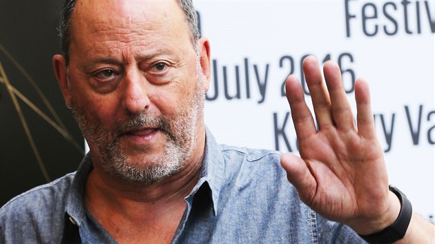 Francouzsk herec Jean Reno pijel na karlovarsk filmov festival.