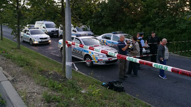 Policist na mst stelby na praskm Zlin.