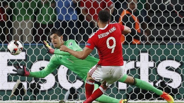 OTOKA A TREFA. Hal Robson-Kanu prv stl branku na 2:1 pro Wales.