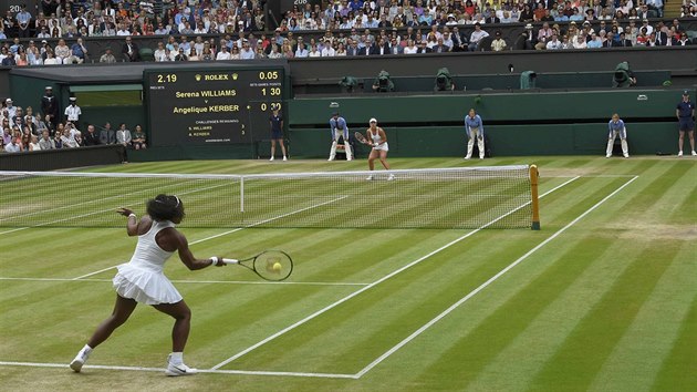 Momentka z enskho finle Wimbledonu mezi Serenou Williamsovou a Angelique Kerberovou.