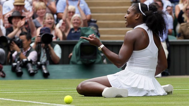 Tenistka Serena Williamsov po jedn z vmn podklouzla, finle Wimbledonu proti Angelique Kerberov ovem dovedla do vtznho konce.