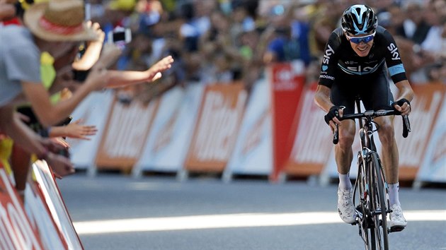 Chris Froome z tmu Sky dojd do cle osm etapy Tour de France na prvnm mst.