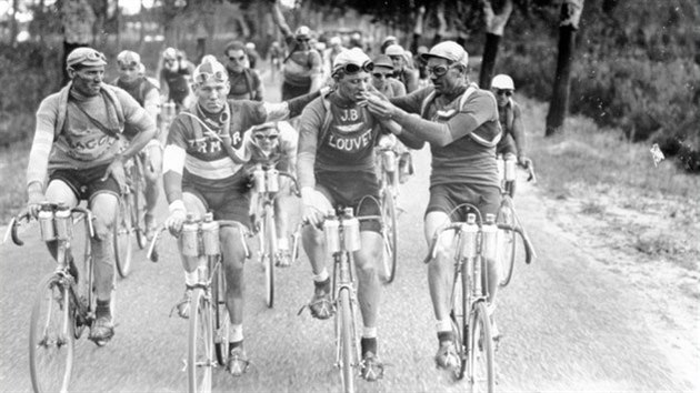 Posilnn ped kopekem. Julien Vervaecke pipaluje Maurici Geldhofovi na Tour de France v roce 1927.