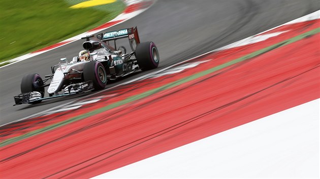 Lewis Hamilton s mercedesem v kvalifikaci na Velkou cenu Rakouska.