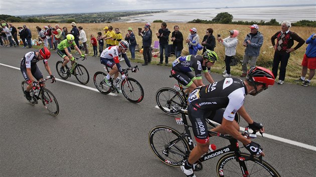 V NIKU. V vodn etap Tour de France byl ve skupince, kter odjela pelotonu, tak esk zstupce Jan Brta (vpravo).