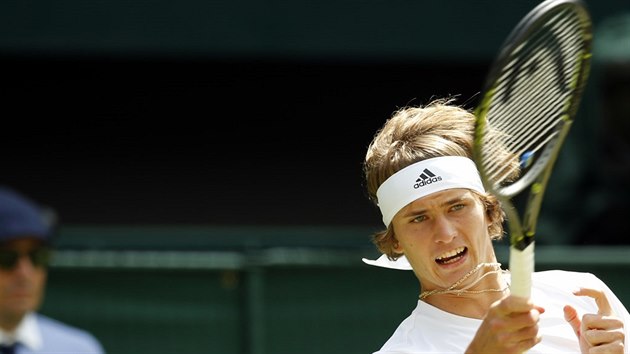 Alexander Zverev ve wimbledonskm utkn proti Tomi Berdychovi.