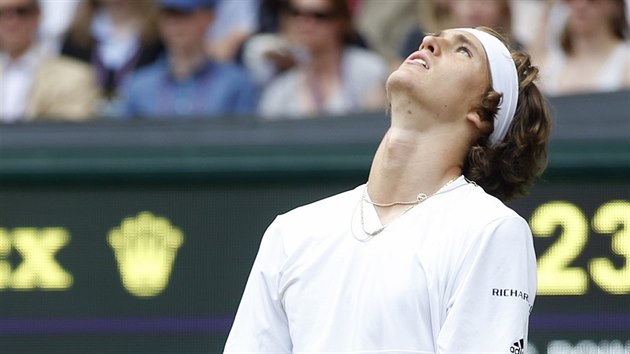 Alexander Zverev ve wimbledonskm zpase proti Tomi Berdychovi