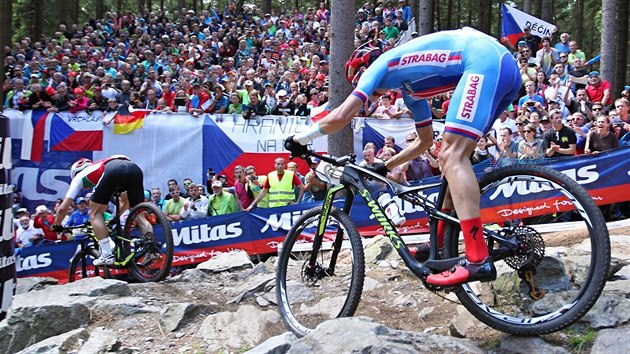 Jaroslav Kulhav (vpravo) a Nino Schurter na trati zvodu mistrovstv svta v Novm Mst na Morav.