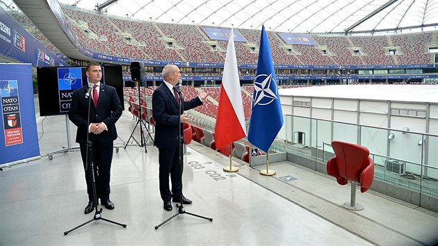 Ministr obrany Antoni Macierewicz (vpravo) přestavuje dějiště summitu NATO ve Varšavě - Národní stadion