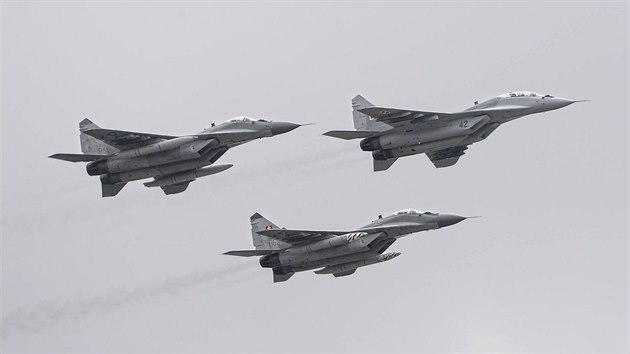 Slovenské a polské letouny MiG-29 bhem nácviku na podveerní hromadný prlet...