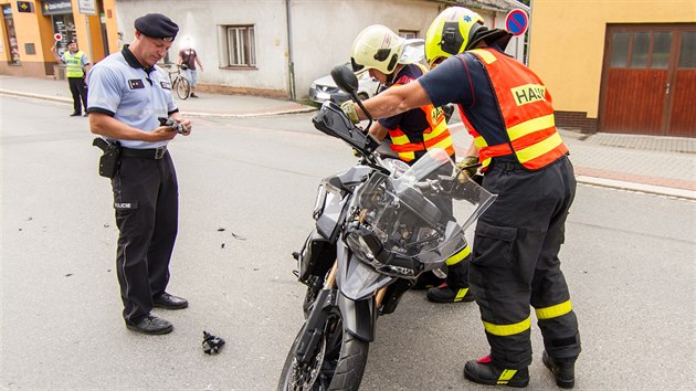 Hasii a policista pi likvidaci nehody v Blovci na Novojinsku. (3. ervence 2016)