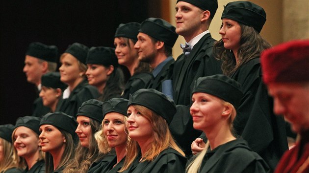 V Ostravsk univerzit promovali prvn lkai. Vichni u maj pracovn uplatnn. (7. ervence 2016)