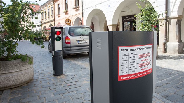 Výsuvné sloupky ovládané čipy omezují dopravu v centru Třeboně.