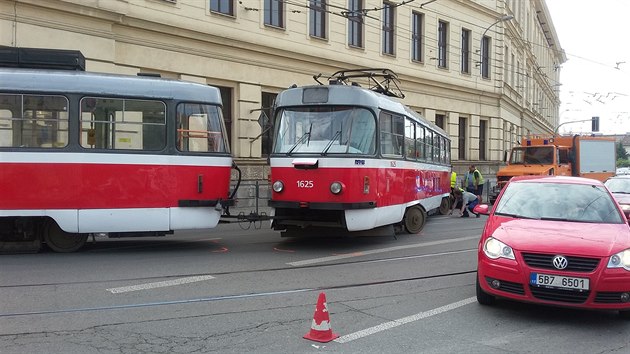 Vykolejen tramvaj jedouc z Mendlova nmst na Pekaskou ulici zcela ochromila dopravu v centru Brna. (1.7.2016)