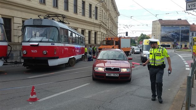 Vykolejen tramvaj jedouc z Mendlova nmst na Pekaskou ulici zcela ochromila dopravu v centru Brna. (1.7.2016)
