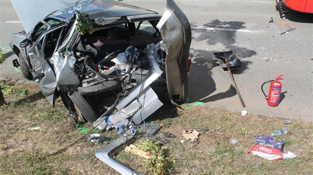 Do stojcho citroenu v jedn z brnnskch kiovatek narazil mstsk autobus. tyi lid utrpli lehk zrann. (3.7.2016)