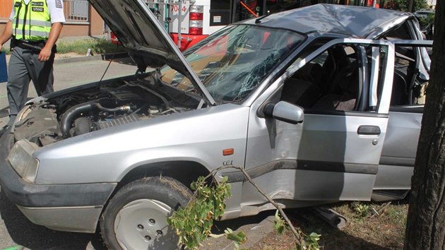 Do stojcho citroenu v jedn z brnnskch kiovatek narazil mstsk autobus. tyi lid utrpli lehk zrann. (3.7.2016)