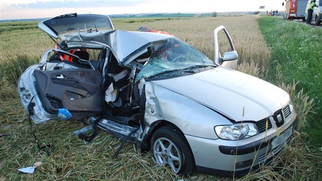 Nsledkem tragick srky automobilu s dodvkou u Tvaron zemely ena a dv dti (6. ervence 2016).