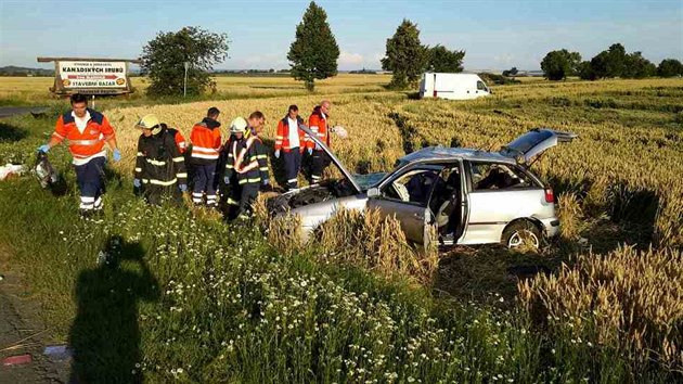 Nsledkem tragick srky automobilu s dodvkou u Tvaron zemely ena a dv dti (6. ervence 2016).