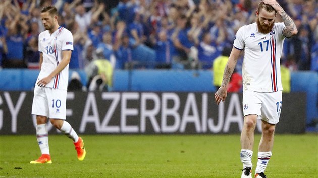 Islandsk kapitn Aron Gunnarsson (vpravo) opout scnu mistrovstv Evropy po tvrtfinlov porce s Franci.