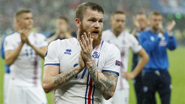 Islandsk kapitn Aron Gunnarsson po tvrtfinlov porce s Franci mistrovstv Evropy.