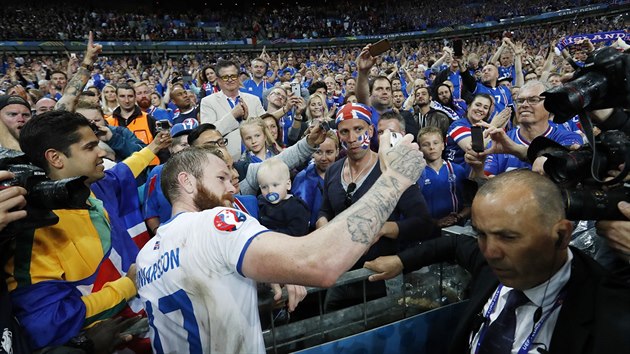 Islandsk kapitn Aron Gunnarsson se fot s fanouky po zpase na Euru s Franci.