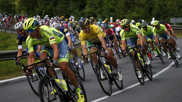 Peter Sagan ve lutm trikotu bhem tvrt etapy Tour de France. pln vpravo Roman Kreuziger.