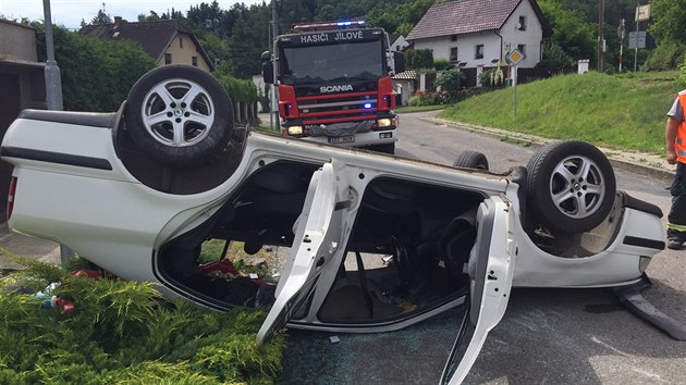 V Mchenicch najel mu na rampu a pevrtil auto na stechu (8.7.2016).