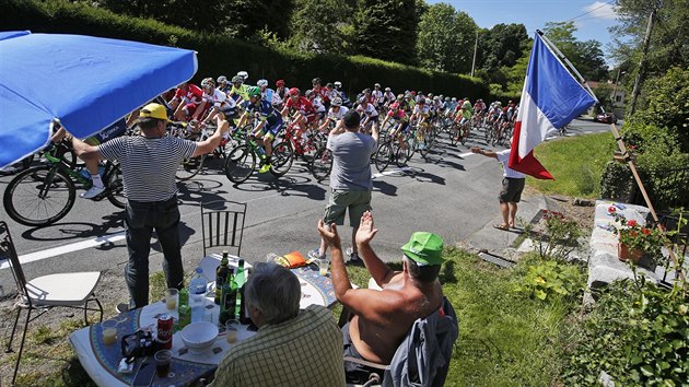 U STOLU HOJNOSTI. Fanouci fand cyklistm bhem pt etapy Tour de France.