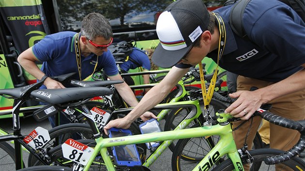 POZOR NA PODVODNKY. Komisai UCI kontroluj na startu pt etapy Tour de France kola a hledaj mechanick doping.