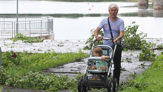 Okol jabloneck pehrady po bouce (2.7.2016).