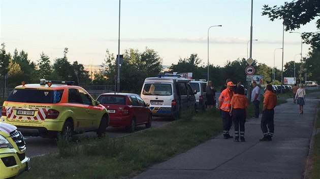 V Hornomcholupsk ulici v Praze nali dv tla. Podezel mrt vyetuj policist, na mst je zchranka. (4.7.2016)