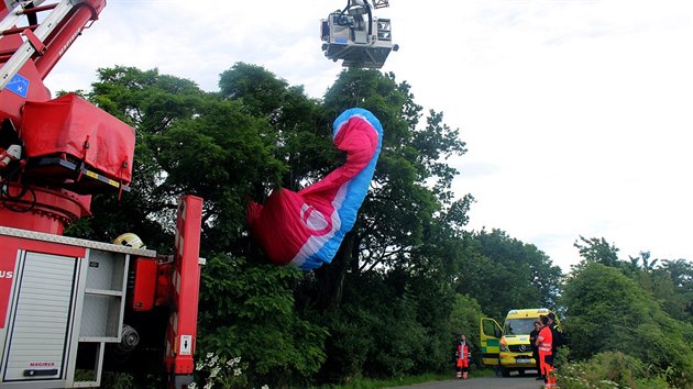 Paraglidistu sundali ze stromu hasii. (3. ervence 2016)