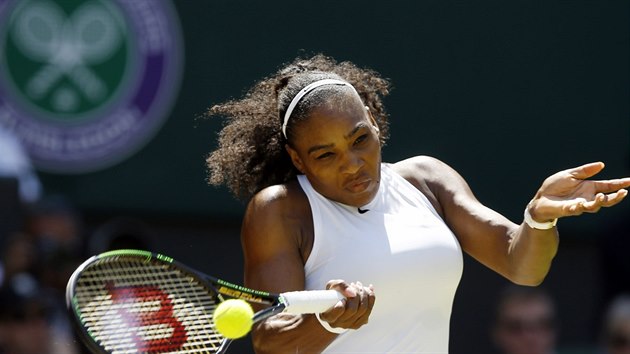 Americk tenistka Serena Williamsov v semifinlovm souboji s Jelenou Vesninovou z Ruska.