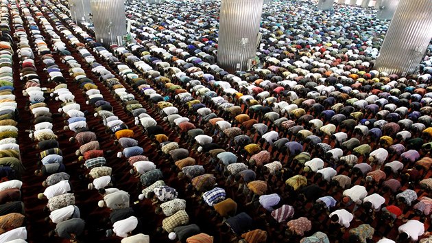 VRA. Muslimt mui se astn pten modlitby v meit Istiqlal v indonskm mst Jakarta. (1. ervence. 2016)