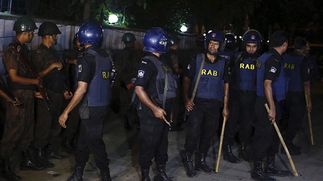 Bangladsk bezpenostn sloky se pipravuj na akci proti teroristm. (1. 7. 2016)