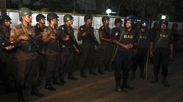 Bangladsk bezpenostn sloky se pipravuj na akci proti teroristm. (1. 7. 2016)