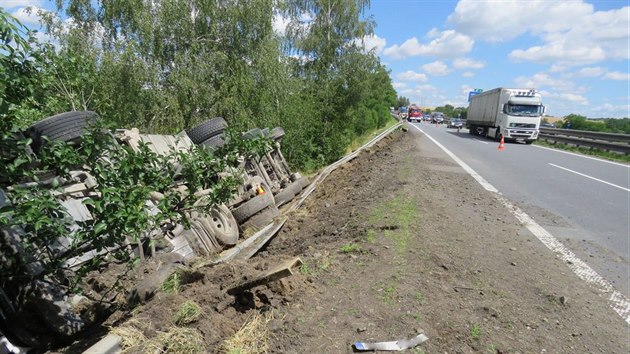 idi kamionu na dlnici D46 za jzdy nastavoval navigaci, nezvldl zen a vz se pot pevrtil.