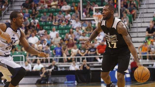 Summer League NBA: Jonathon Simmons (vravo) ze San Antonia hled cestu pes Dionteho Christmase z Utahu.