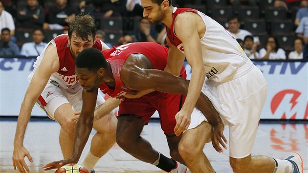 Kanadsk basketbalista Melvin Ejim bojuje o m s tureckou dvojic Furkan Korkmaz (vpravo) a Birkan Batuk.