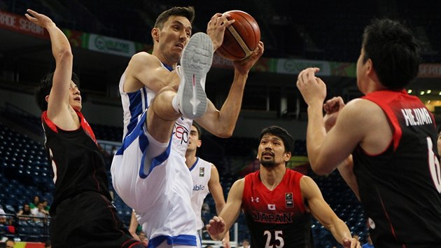 esk basketbalista Ji Welsch obklopen japonskou obranou