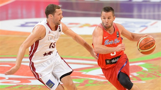 J. J. Barea (vpravo) z Portorika unik Janisi Strelnieksovi z Lotyska.