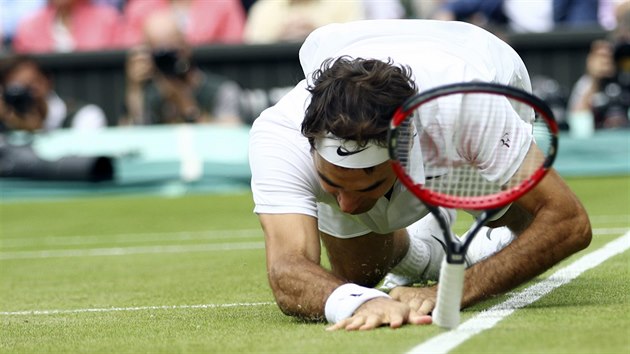 Roger Federer padl, v semifinle Wimbledonu ho pehrl Milos Raonic.