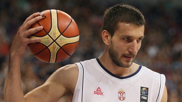 Srbsk basketbalista Stefan Birevi v duelu s eskm vbrem.