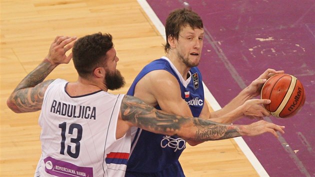 esk basketbalista Jan Vesel se tla pod srbsk ko, brn ho Miroslav Raduljica.