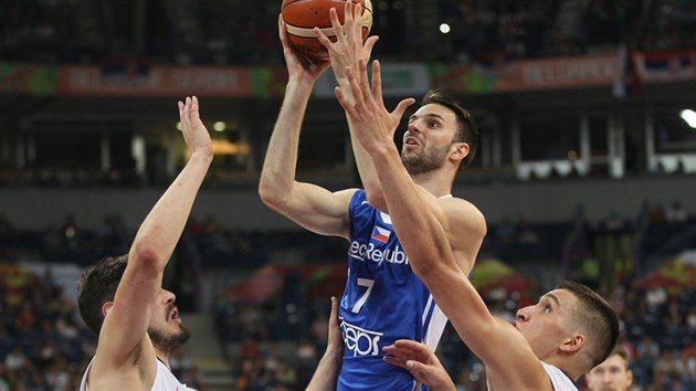 esk basketbalista Vojtch Hruban pod srbskm koem, brn ho Nikola Kalini (vlevo) a Bogdan Bogdanovi.